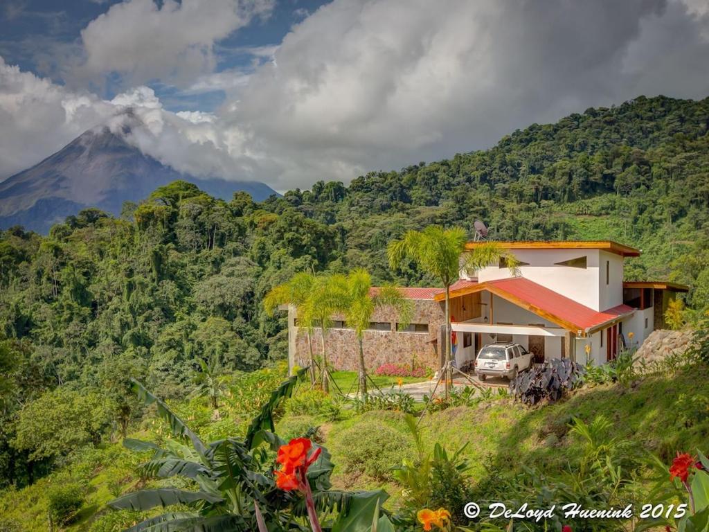 Romantic Retreat Volcano View! River Trail!